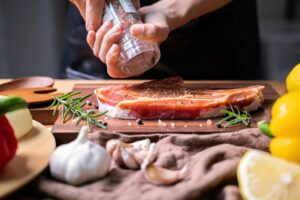 Clube Defumados - carne defumada sendo preparada com diferentes temperos